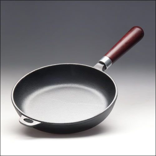 Сковорода d=24 см чугун. с деревян. ручк. Китай 1500